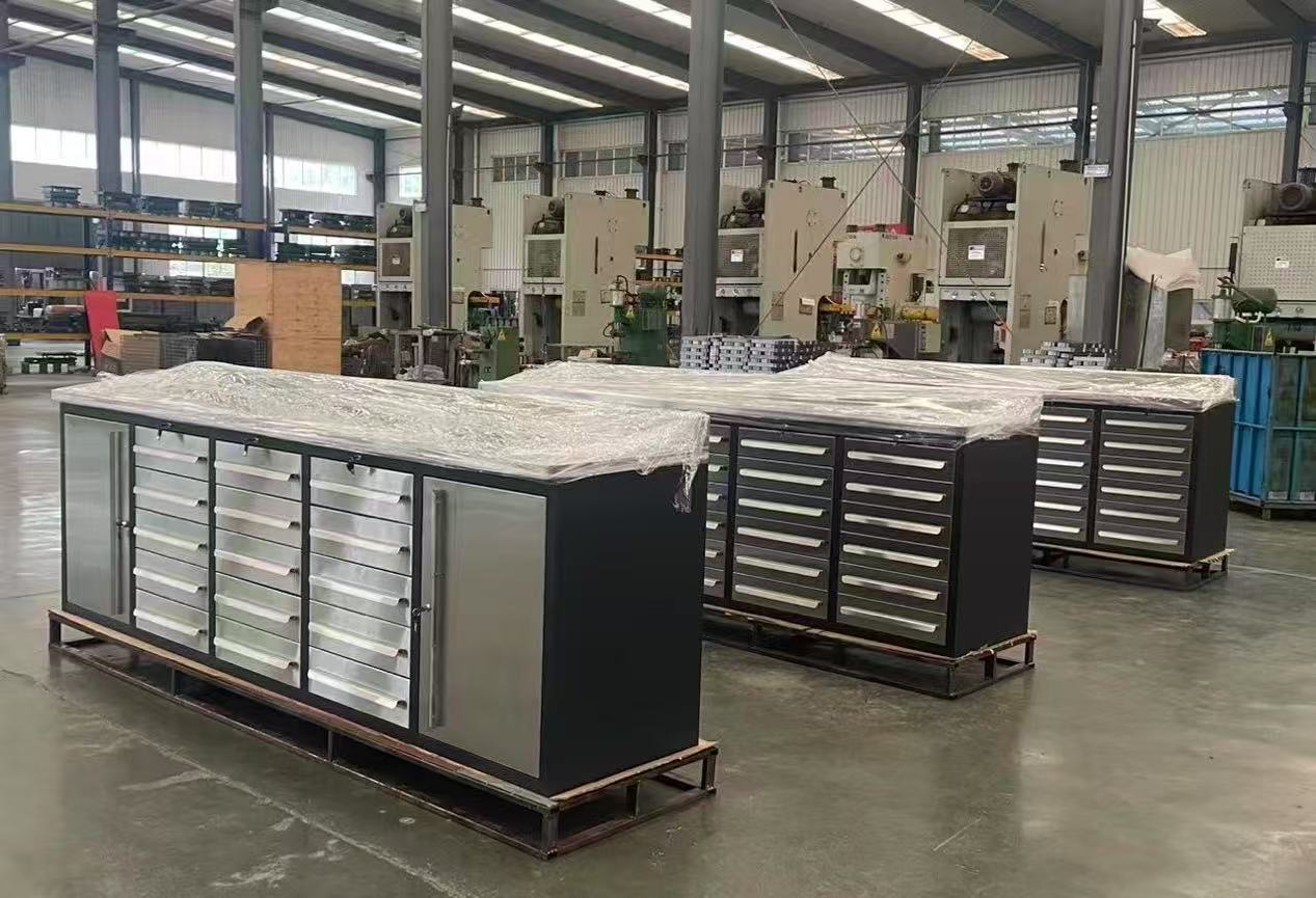 Cyjy z powodzeniem dostarcza konfigurowalne szafki narzędziowe