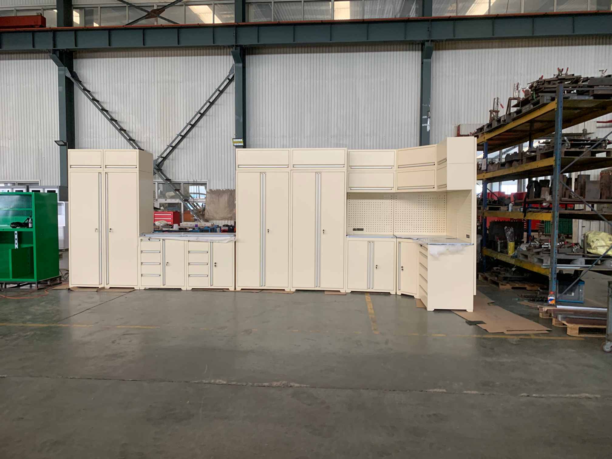 Jak wygodna jest modułowa szafka narzędziowa do garażu?