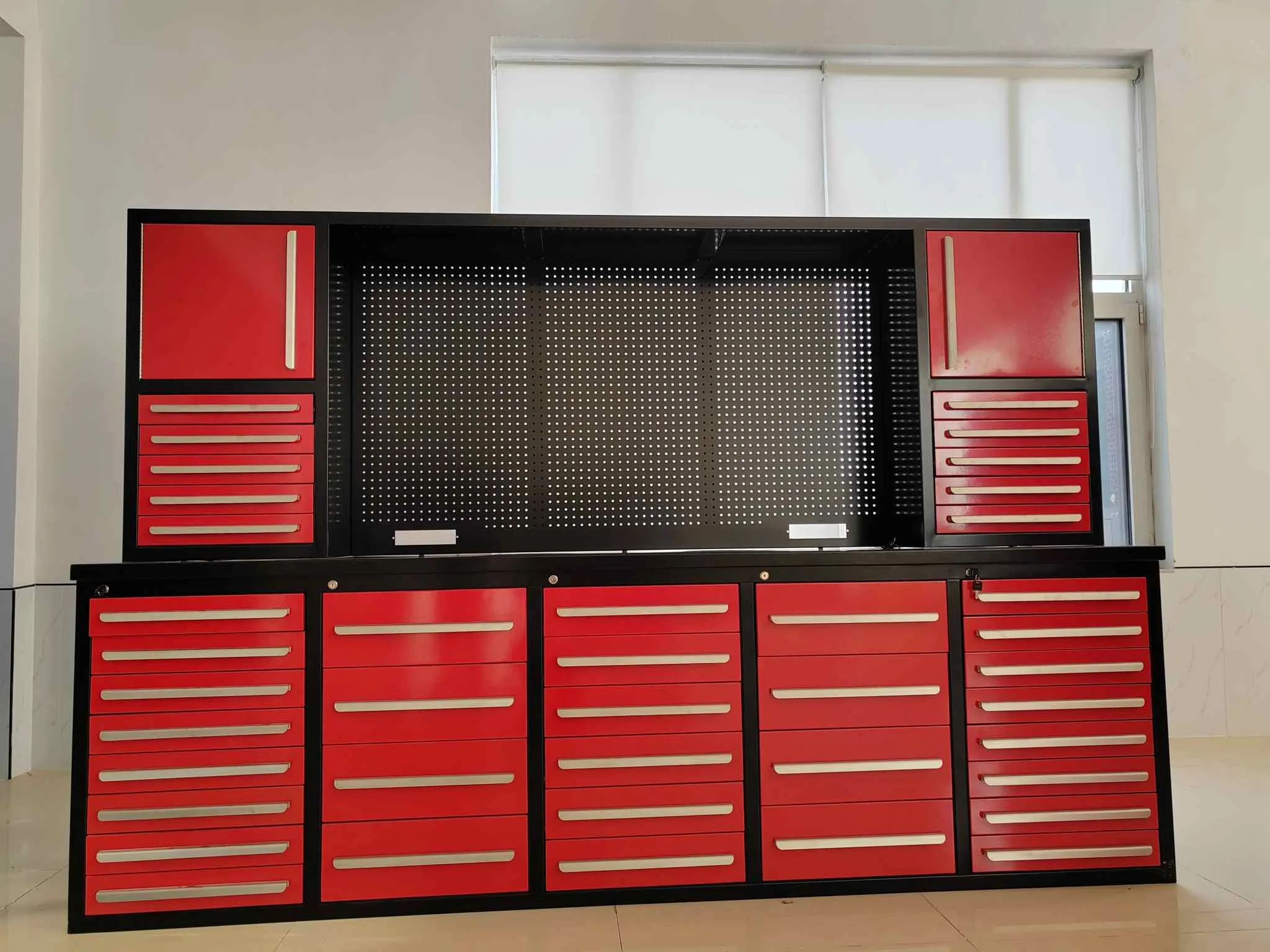 Czerwony stół warsztatowy